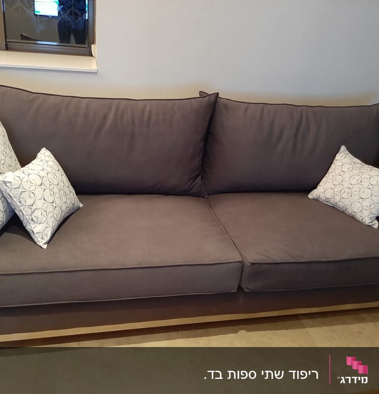 כריות דקורטיביות על ספה אפורה